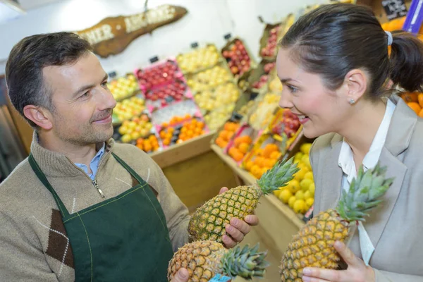 Compra de abacaxi fresco e frutas — Fotografia de Stock