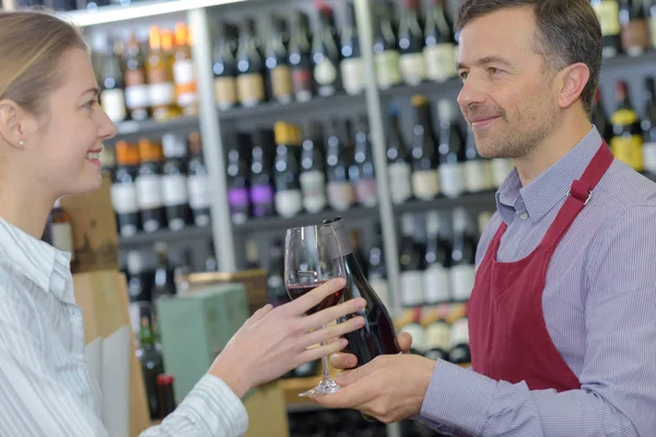 Şarap müşteriye geçen satıcı — Stok fotoğraf
