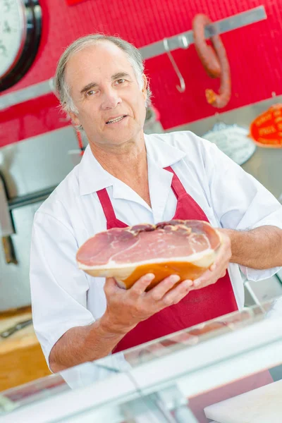 Slager houden gezamenlijke van gerookte ham — Stockfoto