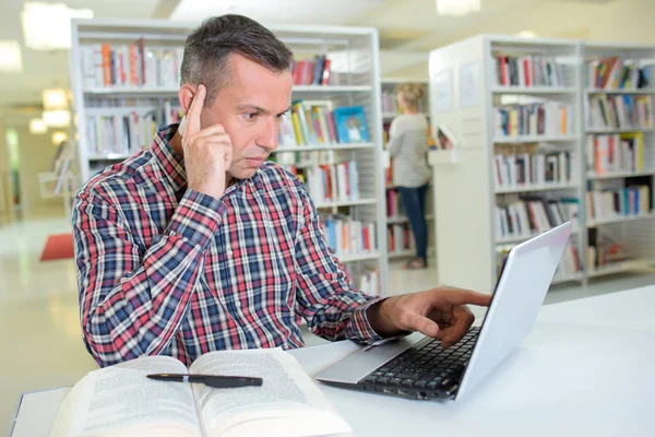 Seriöses Denken mit Laptop — Stockfoto