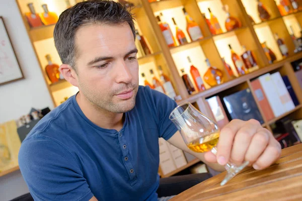 Beber demasiado alcohol —  Fotos de Stock