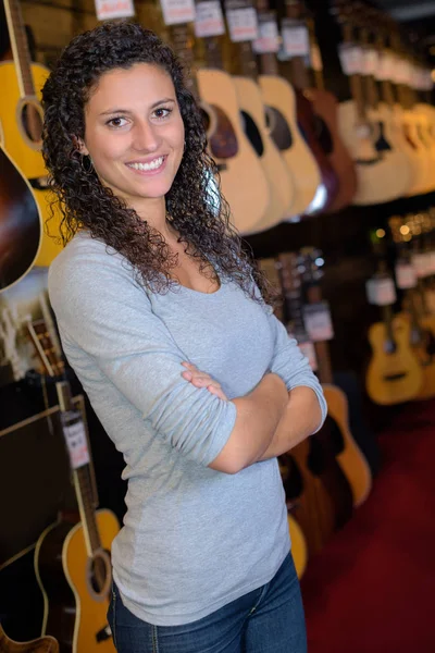 Портрет женщины в музыкальном магазине — стоковое фото