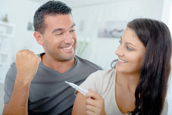 Pareja leyendo el resultado de la prueba de embarazo —  Fotos de Stock