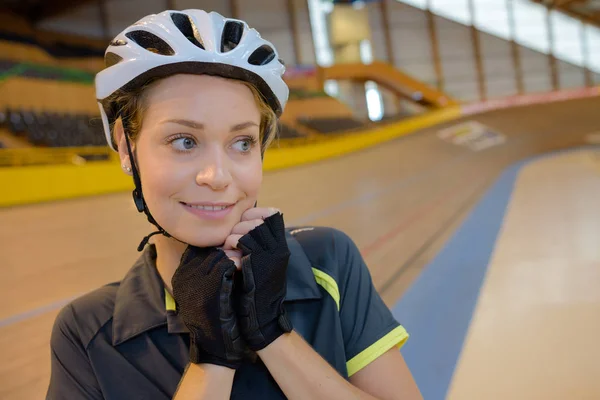 Justera hjälmen och cykling — Stockfoto