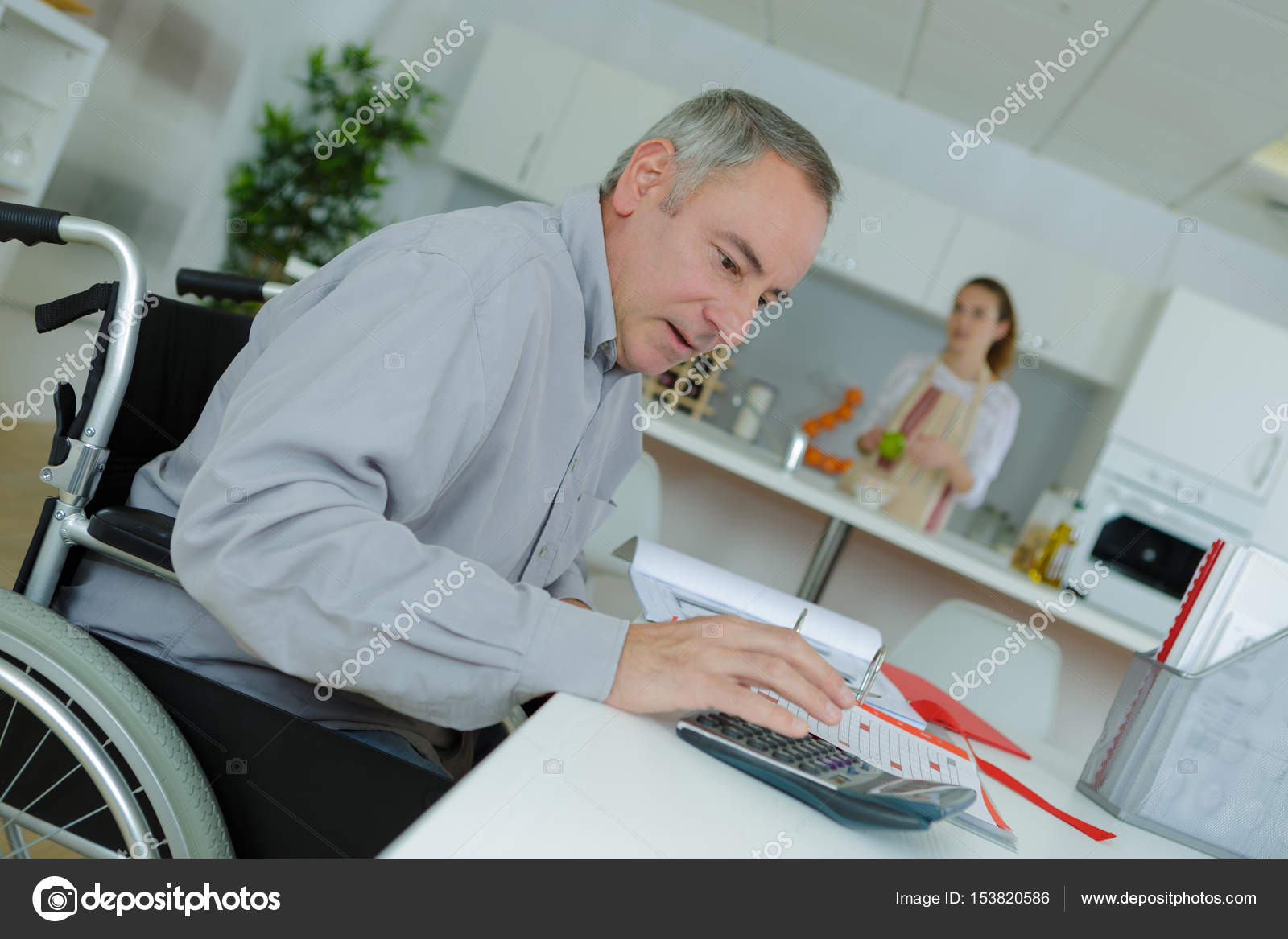 Mann im Rollstuhl erledigen von Büroarbeiten zu Hause — Stockfoto ... Mann im Rollstuhl erledigen von Büroarbeiten zu Hause — Stockfoto ...