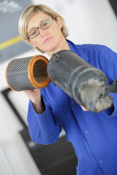 Frau zieht Filter aus Kanister — Stockfoto