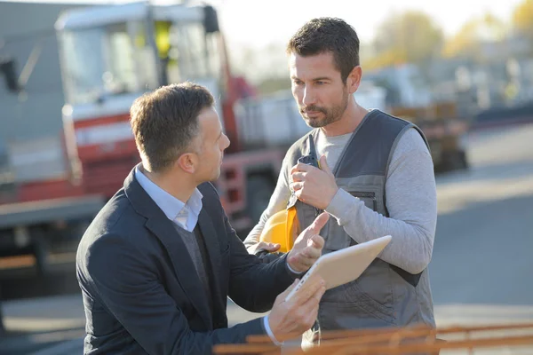 Homme ingénieur parle de travailler avec un travailleur — Photo