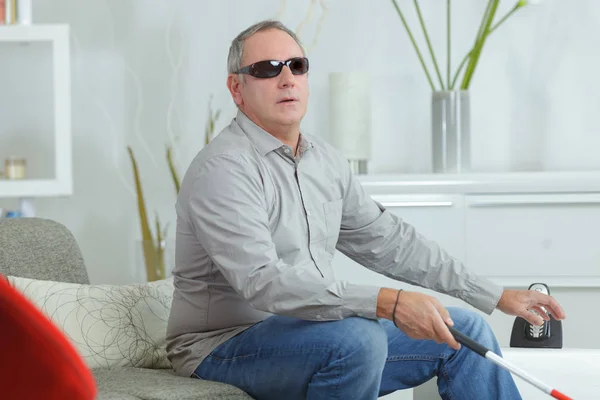 Blindman thuis bril ingedrukt te houden stok — Stockfoto