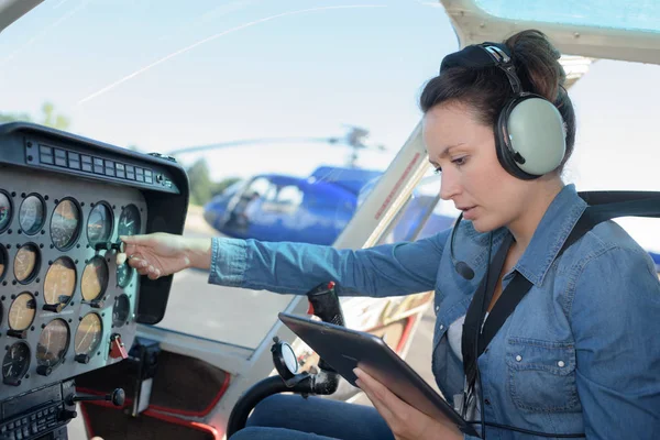 Femme dans le cockpit à la barre — Photo