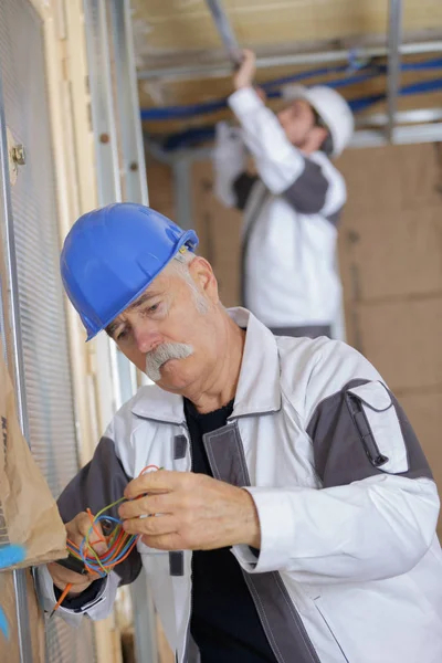 Senior-Elektriker arbeitet vor Ort — Stockfoto