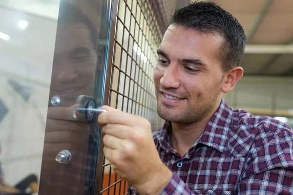 Carpintero instalando nuevo pomo de puerta con cerradura —  Fotos de Stock