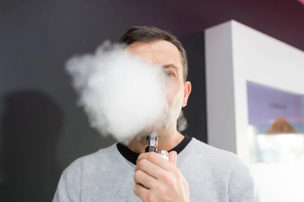 Ember kitakart mögött egy felhő a füst párologtató — Stock Fotó