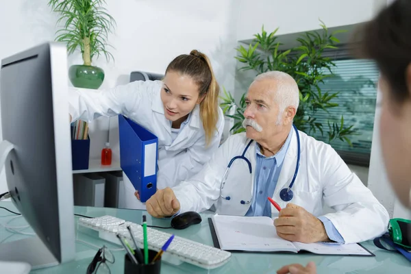 Läkare och student tittar på datorskärmen — Stockfoto