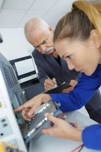 Técnico que trabalha no aparelho elétrico — Fotografia de Stock