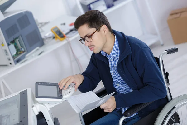 Man i rullstol använder office kopiator — Stockfoto