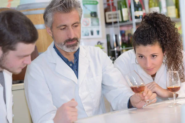 A característica e o trabalho do vinho — Fotografia de Stock