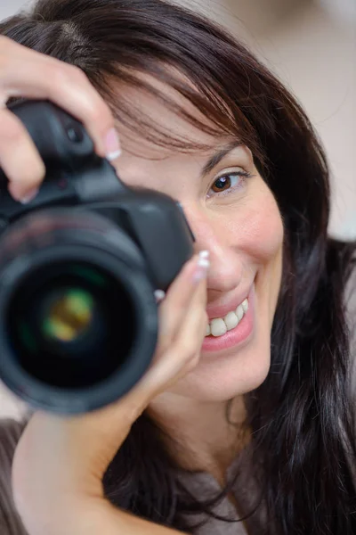 Frau mit Digitalkamera — Stockfoto