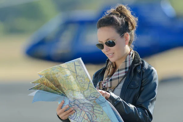 Piloto mulher verificando um mapa — Fotografia de Stock