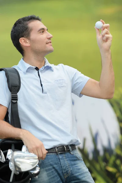 Man holding a golf ball — Stock Photo, Image