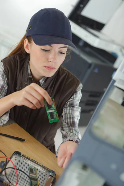 Empreiteira feminina a trabalhar em aparelhos eléctricos — Fotografia de Stock