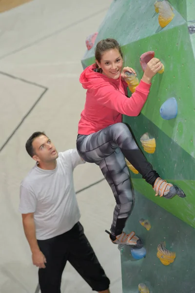 Ritratto di donna adulto arrampicata parete interna — Foto Stock