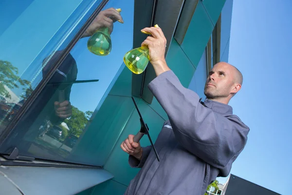 Fönster renare Spraya produkten på glas — Stockfoto