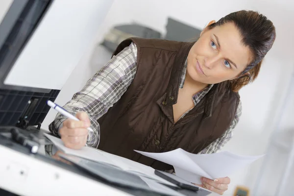 Senhora pensando enquanto segurando um documento — Fotografia de Stock