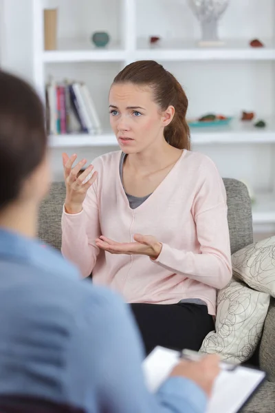Emocjonalne Pani rozmawia z terapeutą — Zdjęcie stockowe