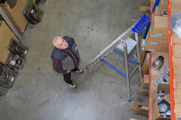 Homme regardant les étagères dans l'entrepôt — Photo