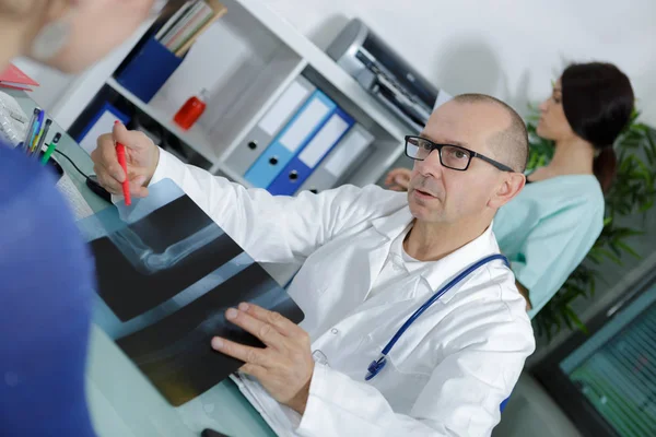 Médico mostrando raio-x ao paciente — Fotografia de Stock