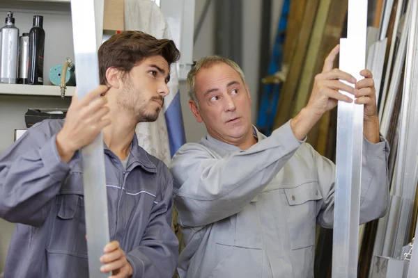 Carpenter with apprentice in workshop — Stock Photo, Image