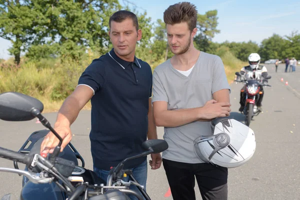 Motor licentie onderzoek en moto — Stockfoto