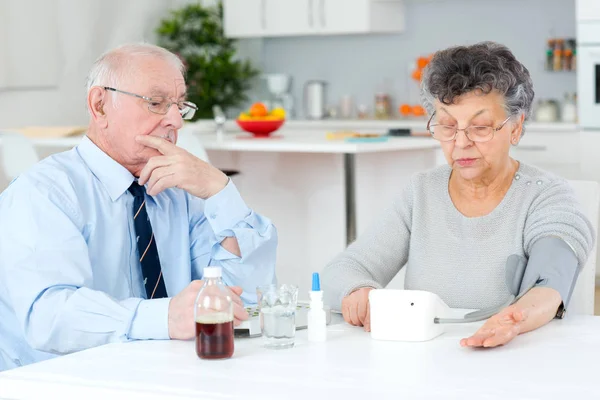 Couple de personnes âgées triant leurs médicaments pour la semaine — Photo