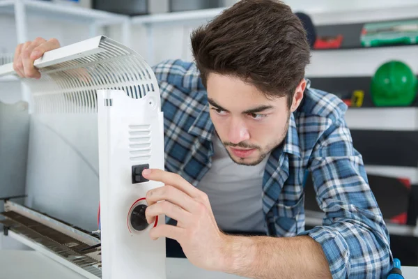 英俊的年轻技术人员修复散热器 — 图库照片