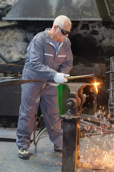 Homem sênior que trabalha na indústria metalúrgica — Fotografia de Stock