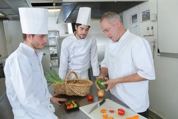 Chef avec deux jeunes stagiaires — Photo