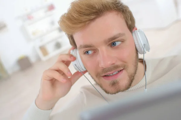 Close-up de homem usando fones de ouvido — Fotografia de Stock