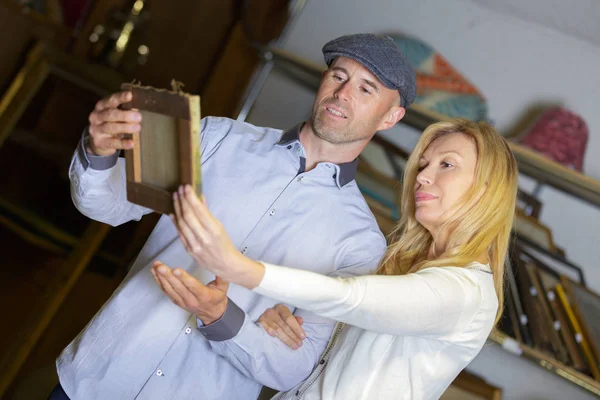 Woman auctioneer and man negociating price of item — Stock Photo, Image