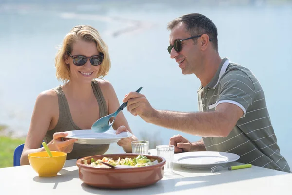 Casal de meia-idade em feriados comer fora — Fotografia de Stock