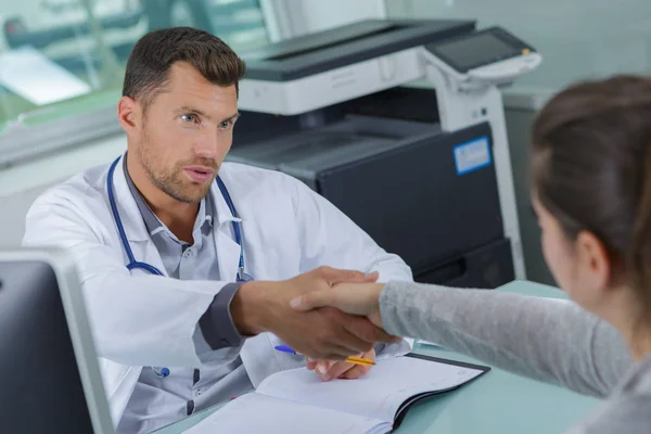 Arzt und Patient geben sich die Hand — Stockfoto