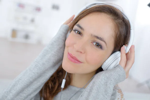 Retrato de mulher feliz usando fones de ouvido — Fotografia de Stock