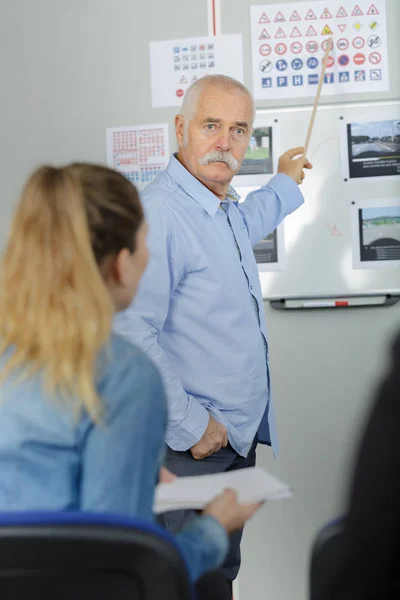 Hombre enseñanza conducción teoría —  Fotos de Stock