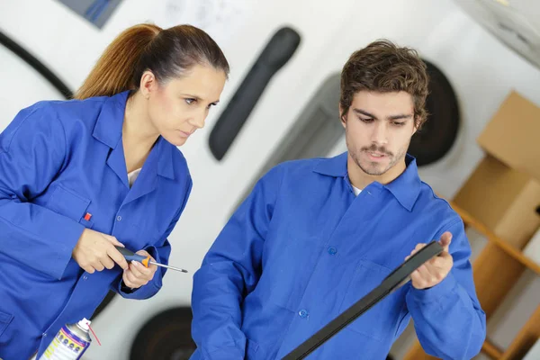 Jonge mechanica houden van rubber band — Stockfoto