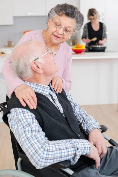 Prendersi cura degli anziani — Foto Stock