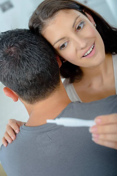 Happy νεαρό ζευγάρι βρίσκοντας τα αποτελέσματα ενός τεστ εγκυμοσύνης — Φωτογραφία Αρχείου
