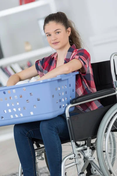 Donna disabile che fa il bucato a casa — Foto Stock