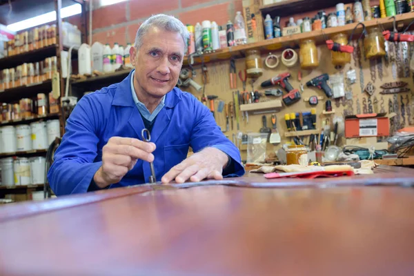 Senior man aan het werk op zijn werk-Bank — Stockfoto