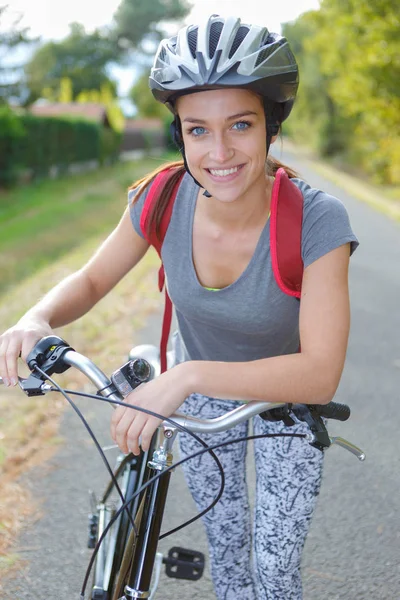 Portret rowerzysta hełmie — Zdjęcie stockowe