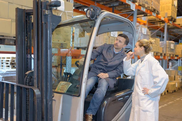 Forklift kadınla konuşan adam — Stok fotoğraf