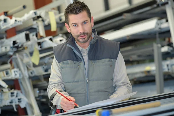 Industriële fabrieksarbeider en fabriek — Stockfoto